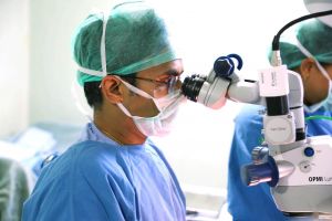 eye surgeon 